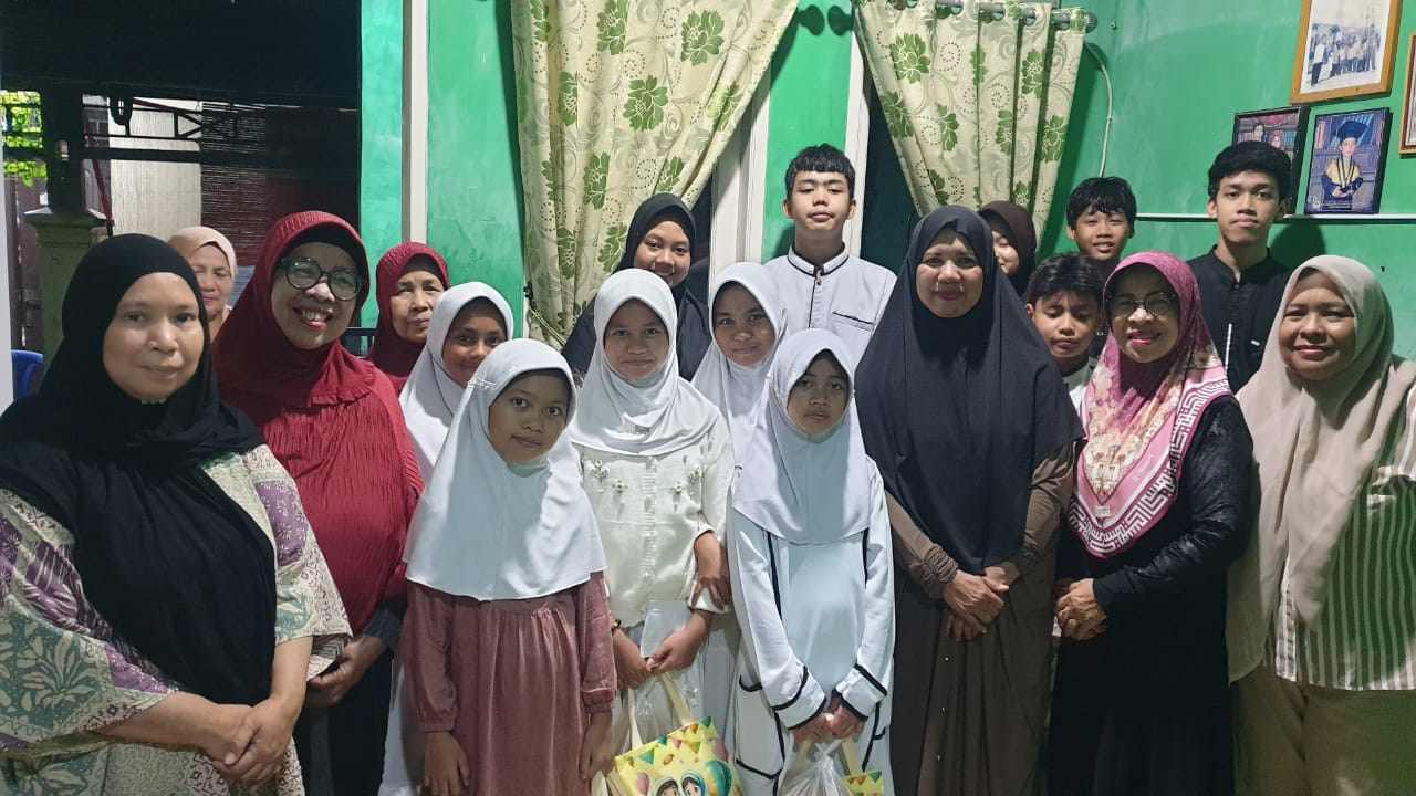 Arisan Ibu-Ibu RT 07/09 Grogol Selatan Santuni Belasan Anak Yatim dan Dhuafa