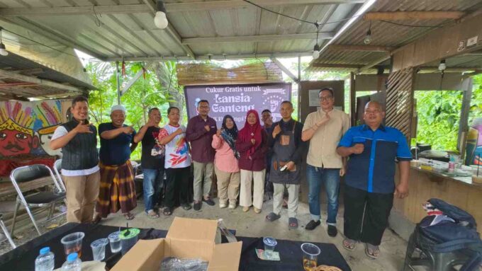 Kolaborasi LMK dan Pengusaha Lokal, Warga RW 09 Rawa Simprug Nikmati Layanan Potong Rambut Gratis