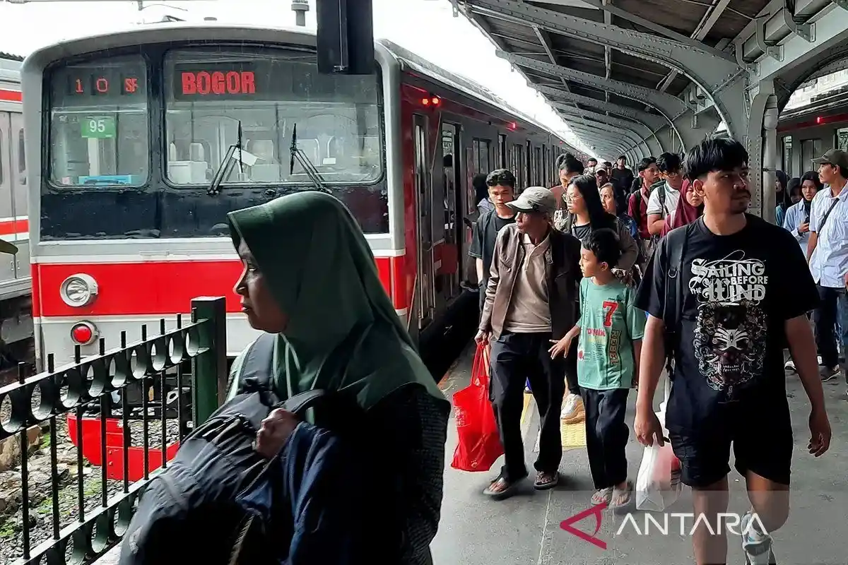 Gambar tambahan: Layanan Commuter Line Bogor Jakarta Kota Pulih Setelah Insiden Anjlok