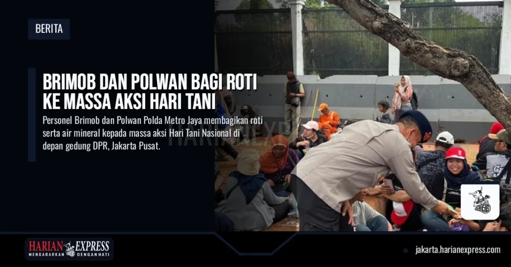 Brimob dan Polwan Bagi Roti ke Massa Aksi Hari Tani