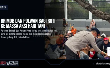 Brimob dan Polwan Bagi Roti ke Massa Aksi Hari Tani