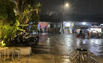 Foto: Hujan deras mengguyur Jakarta dan sekitarnya malam ini, termasuk Depok. (dok.detikcom) | Sumber: Hujan deras mengguyur Jakarta dan sekitarnya malam ini, termasuk Depok. (dok.detikcom)