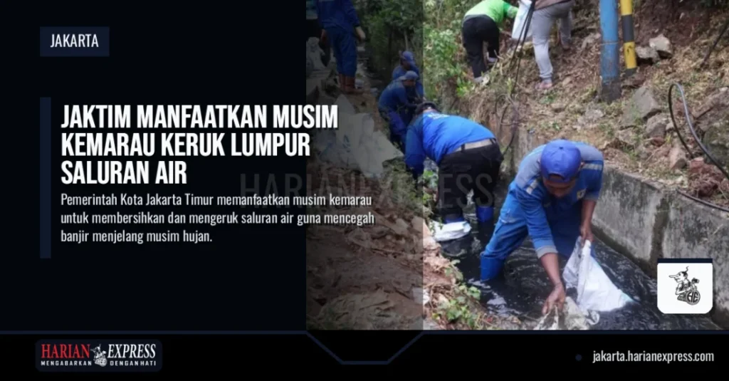 Jaktim Manfaatkan Musim Kemarau Keruk Lumpur Saluran Air