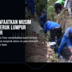 Jaktim Manfaatkan Musim Kemarau Keruk Lumpur Saluran Air