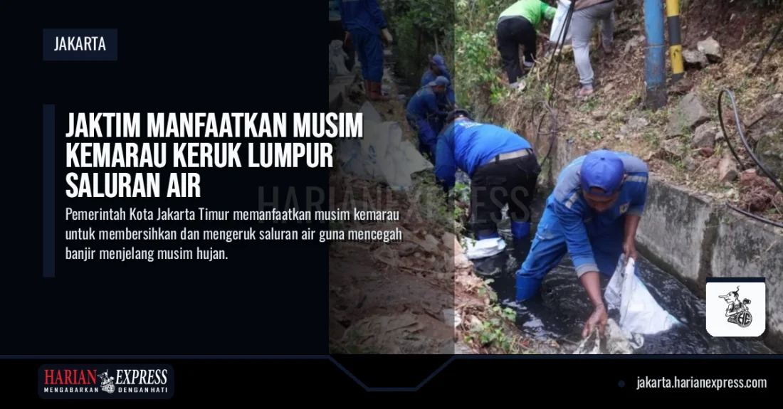 Jaktim Manfaatkan Musim Kemarau Keruk Lumpur Saluran Air