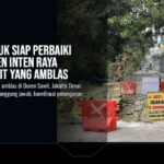 Pemilik Truk Siap Perbaiki Jalan Raden Inten Raya Duren Sawit yang Amblas