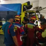 Foto: Kecelakaan tunggal kendaraan truk terjadi di dalam mal di Tebet, Jaksel. Sopir truk terluka karena terjepit kabin yang ringsek usai menabrak tembok. (dok Damkar Jaksel) | Sumber: Kecelakaan tunggal kendaraan truk terjadi di dalam mal di Tebet, Jaksel. Sopir truk terluka karena terjepit kabin yang ringsek usai menabrak tembok. (dok Damkar