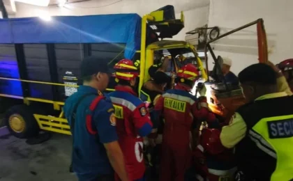 Truk Rem Blong Tabrak Tembok Mal di Tebet Jaksel