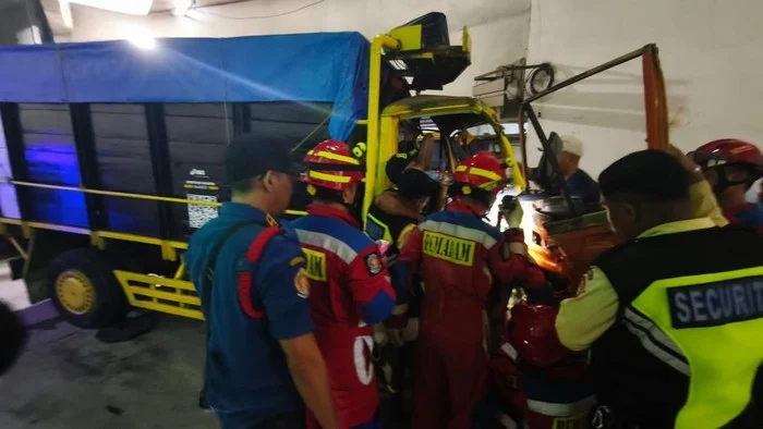 Truk Rem Blong Tabrak Tembok Mal di Tebet Jaksel