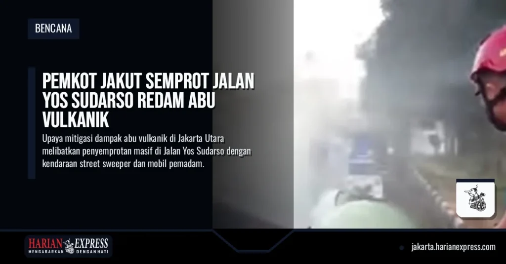 Pemkot Jakut Semprot Jalan Yos Sudarso Redam Abu Vulkanik