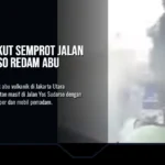 Pemkot Jakut Semprot Jalan Yos Sudarso Redam Abu Vulkanik