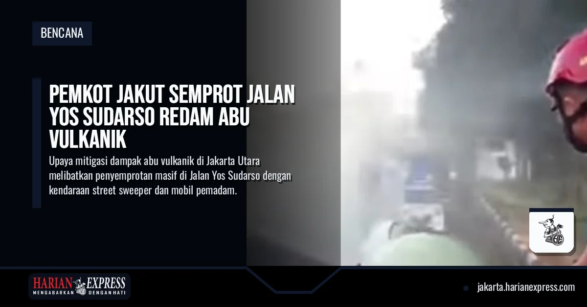 Pemkot Jakut Semprot Jalan Yos Sudarso Redam Abu Vulkanik