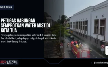 Petugas Gabungan Semprotkan Water Mist di Kota Tua