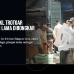 33 Lapak PKL Trotoar Kebayoran Lama Dibongkar Satpol PP