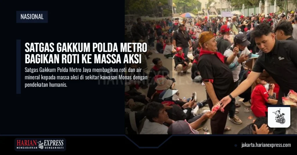 Satgas Gakkum Polda Metro Bagikan Roti ke Massa Aksi