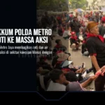 Satgas Gakkum Polda Metro Bagikan Roti ke Massa Aksi