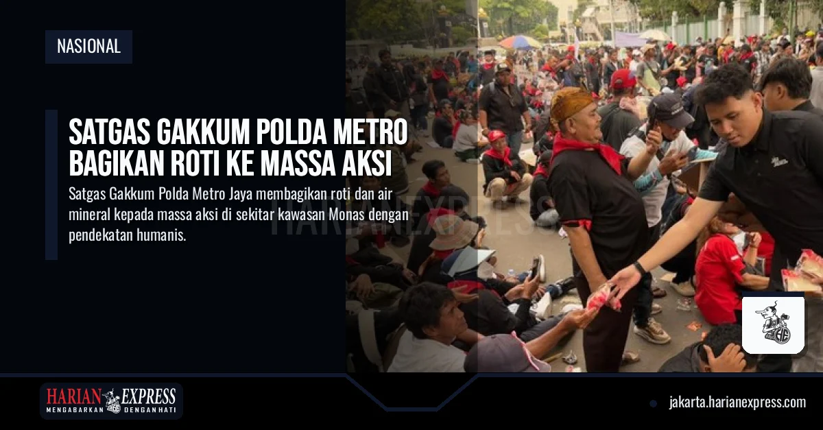 Satgas Gakkum Polda Metro Bagikan Roti ke Massa Aksi