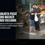 Satpol PP Jakarta Pusat Bagikan 4.000 Masker Antisipasi Abu Vulkanik