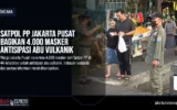 Satpol PP Jakarta Pusat Bagikan 4.000 Masker Antisipasi Abu Vulkanik