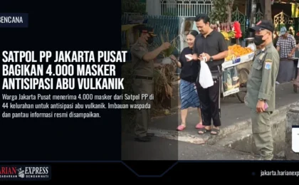 Satpol PP Jakarta Pusat Bagikan 4.000 Masker Antisipasi Abu Vulkanik