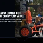 Sepeda Raksasa Oranye Curi Perhatian di CFD Rasuna Said