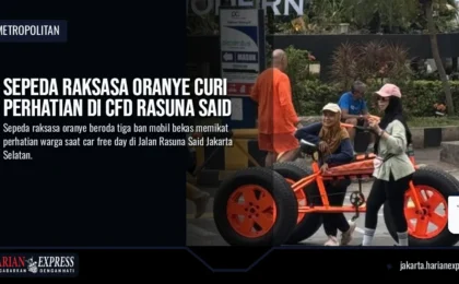 Sepeda Raksasa Oranye Curi Perhatian di CFD Rasuna Said