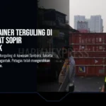 Truk Kontainer Terguling di Pluit Akibat Sopir Mengantuk