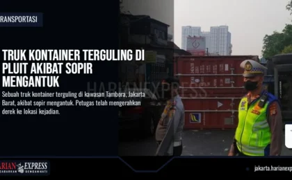 Truk Kontainer Terguling di Pluit Akibat Sopir Mengantuk