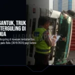 Sopir Mengantuk, Truk Kontainer Terguling di Jembatan Dua