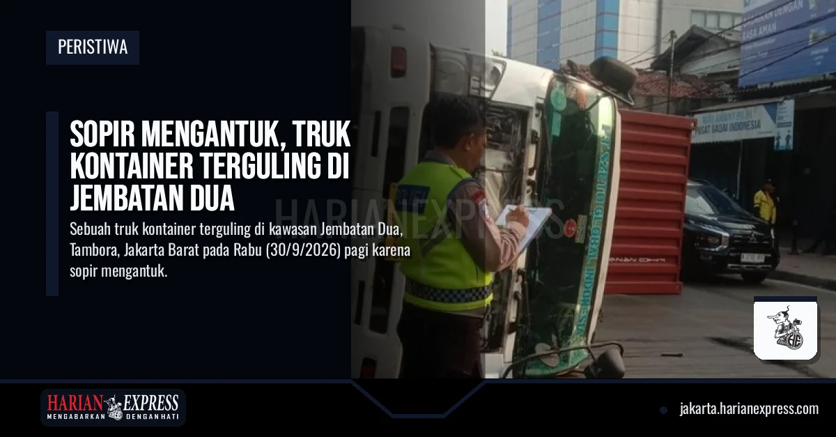 Sopir Mengantuk, Truk Kontainer Terguling di Jembatan Dua