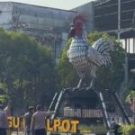 Tugu Knalpot Berbentuk Ayam Pelung Berdiri di Cianjur
