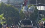 Tugu Knalpot Berbentuk Ayam Pelung Berdiri di Cianjur