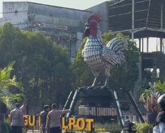 Tugu Knalpot Berbentuk Ayam Pelung Berdiri di Cianjur
