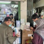 Masker Laris Manis di Pasar Pramuka Akibat Abu Vulkanik Anak Krakatau
