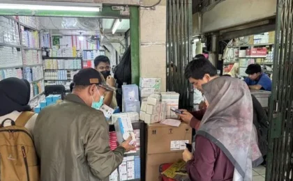 Masker Laris Manis di Pasar Pramuka Akibat Abu Vulkanik Anak Krakatau
