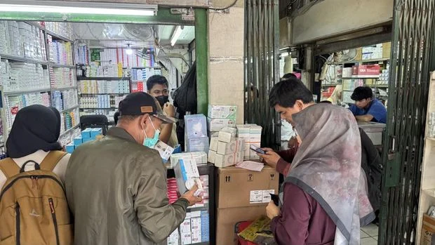 Masker Laris Manis di Pasar Pramuka Akibat Abu Vulkanik Anak Krakatau