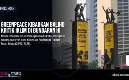 Greenpeace Kibarkan Baliho Kritik Iklim di Bundaran HI