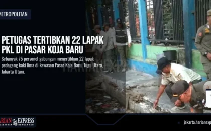Petugas Tertibkan 22 Lapak PKL di Pasar Koja Baru Petugas Tertibkan 22 Lapak PKL di Pasar Koja Baru
