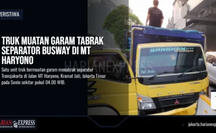 Truk Muatan Garam Tabrak Separator Busway di MT Haryono
