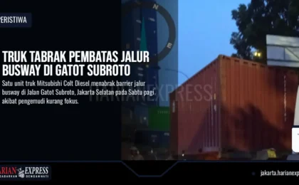 Truk Tabrak Pembatas Jalur Busway di Gatot Subroto