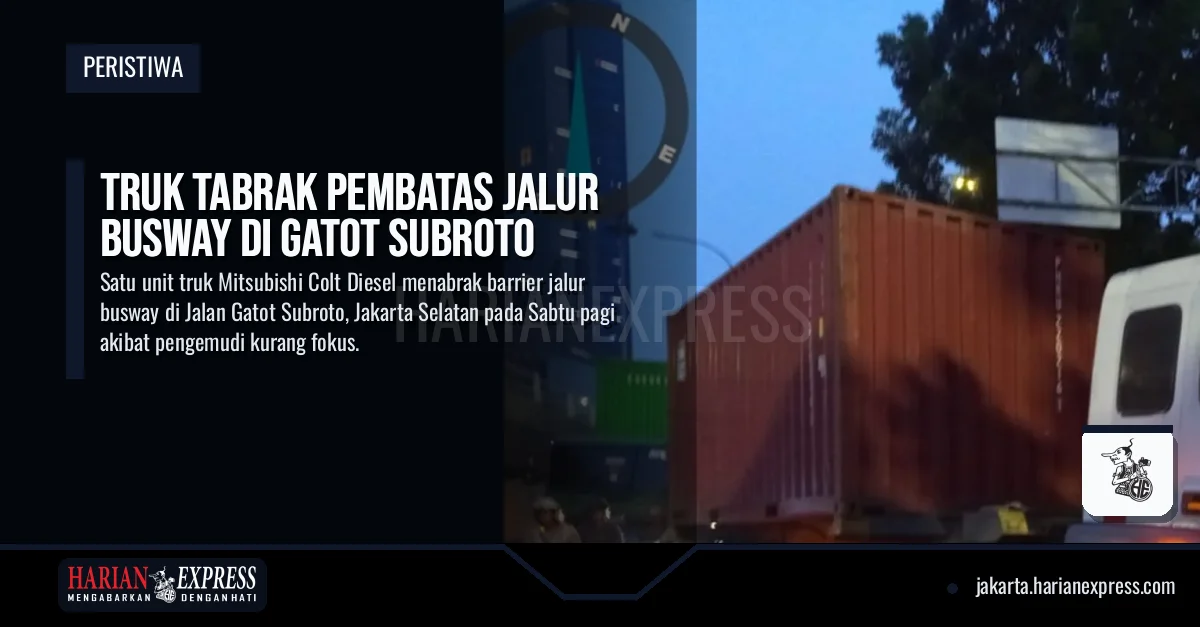 Truk Tabrak Pembatas Jalur Busway di Gatot Subroto