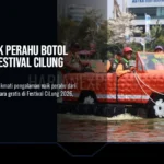 Warga Naik Perahu Botol Gratis di Festival CiLung 2026